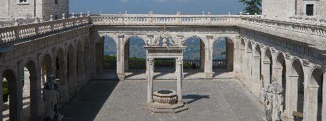 Spazio antistante l'abbazia di Montecassino con vista sulla vallata