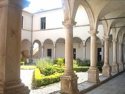 Veduta del chiostro del convento di sant'Agostino a Padula