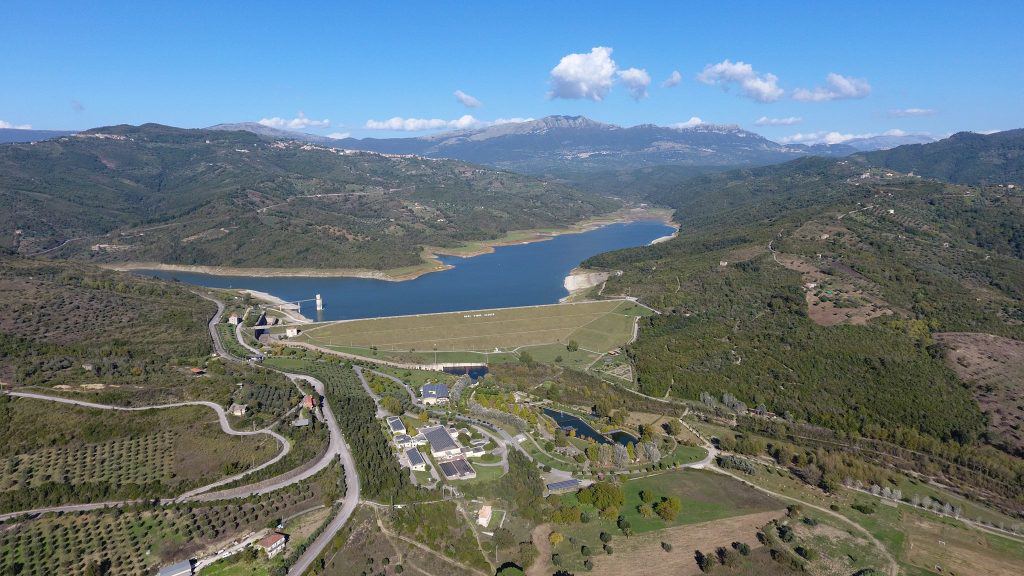 Veduta dall'alto dell'oasi fiume Alento con la diga