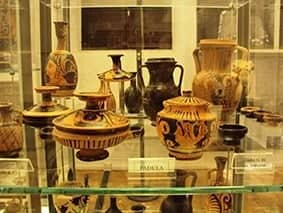 Vetrina con vasi ed anfore del Museo archeologico della Lucania Occidentale