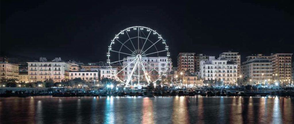 Ruota panoramica con riflessi sulla spiaggia di Salerno